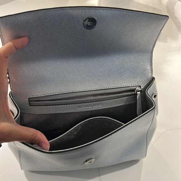 Very roomy medium sized MK crossbody bag with top handle - Picture 4 of 4